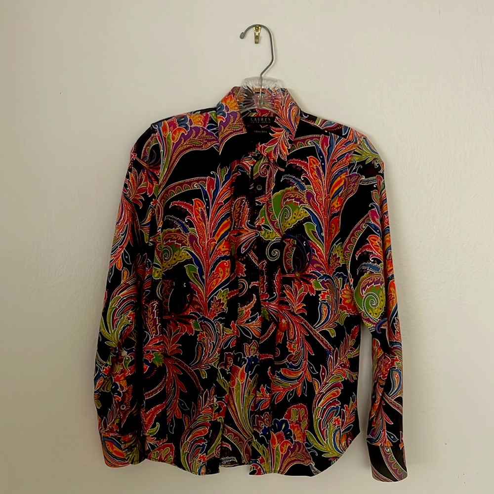 This beautiful extra small short by Ralph Lauren in a beautiful multi colours,